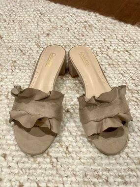 NWOT Catherine Catherine Malandrino Ansley Taupe Ruffle Slide Sandals (sz 7.5M)